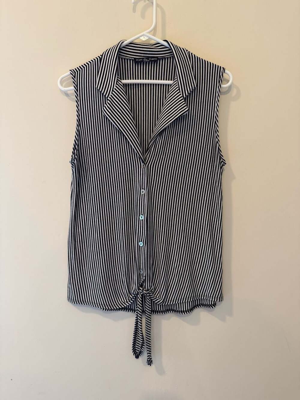 Kim & Cami Women's Black and White Striped Sleeveless Button-Down Tie-Front Top